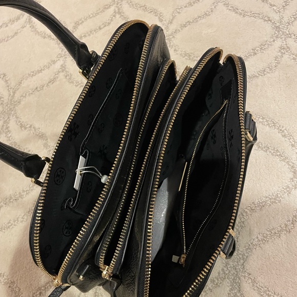 Tory Burch black pebbled leather Robinson triple zip bag. - Picture 4 of 6